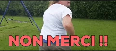 Fille qui court de dos en criant non merci.